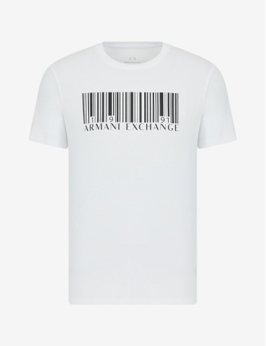 Moki Armani izmenjava belo t -majico