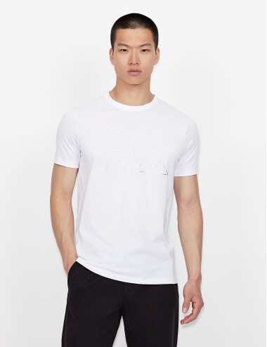 Moki Armani izmenjava belo t -majico